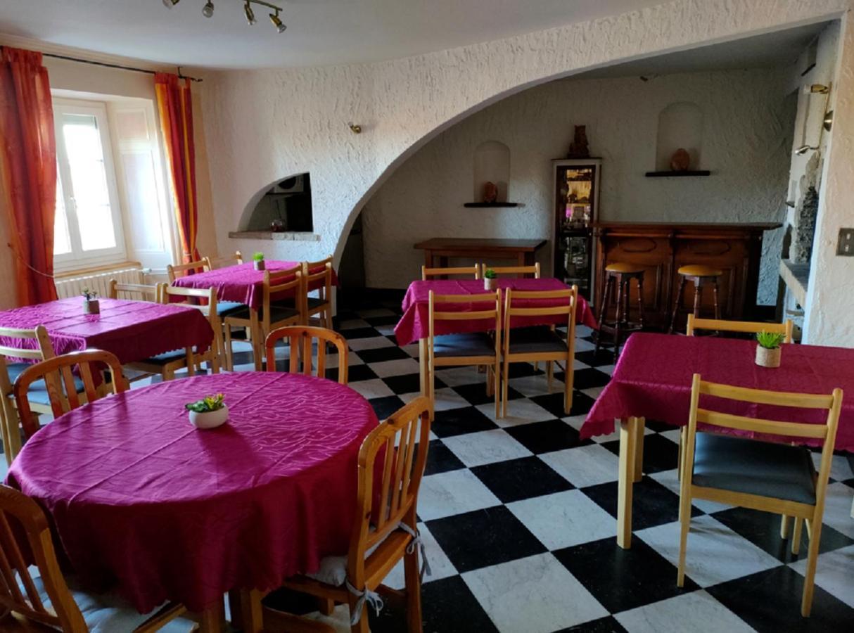 Hotel Les Remparts Nozeroy Bagian luar foto