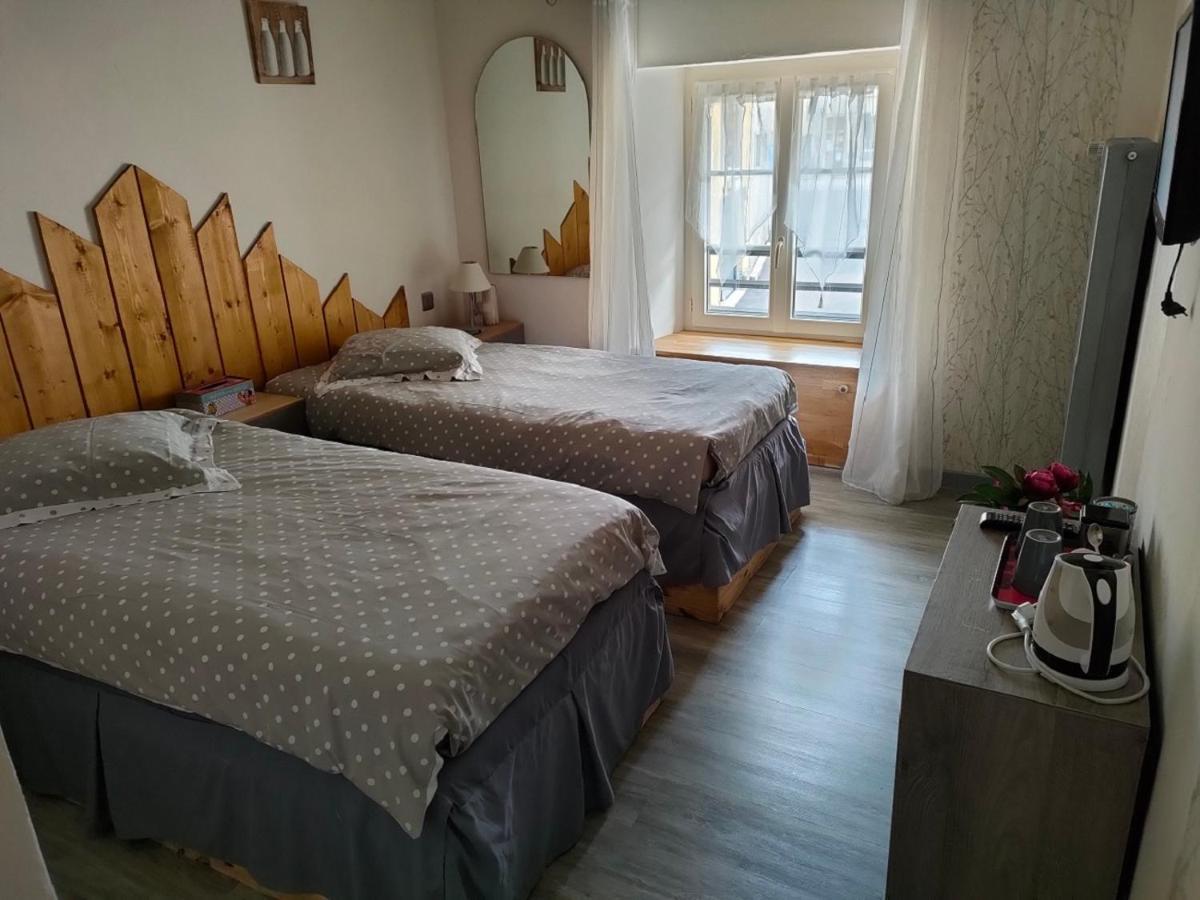 Hotel Les Remparts Nozeroy Bagian luar foto